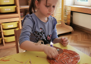 Jeż - zabawa plastyczna