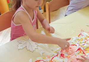 Liście - jesienna zabawa sensoryczna