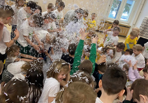 Zakończenie olimpiady- śnieżkowa bitwa