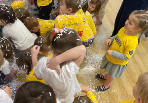 Zakończenie olimpiady- śnieżkowa bitwa