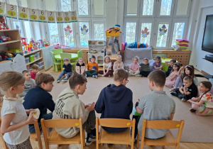 Wolontariusze czytają