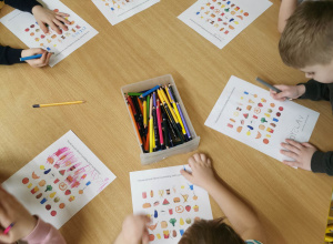 dzieci wykonują kartę o zdrowej i niezdrowej żywności
