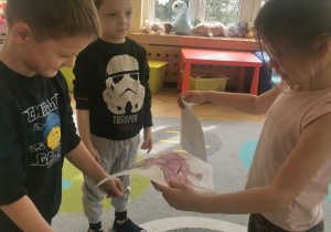 Zosia dostaje prezenty od kolegów