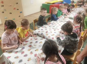 dzieci na zajęciach z ceramiki