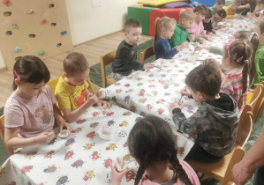 dzieci na zajęciach z ceramiki