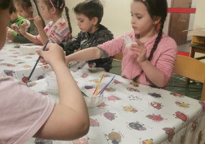 dzieci na zajęciach z ceramiki