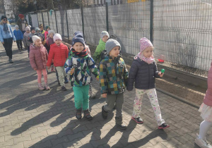 dzieci na spacerze na powitanie wiosny
