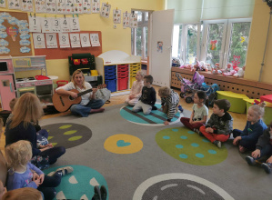 dzieci na zajęciach muzycznych