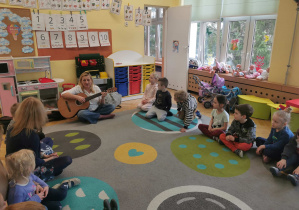 dzieci na zajęciach muzycznych