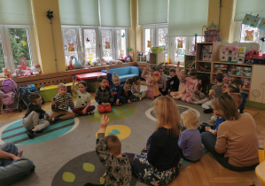dzieci na zajęciach muzycznych