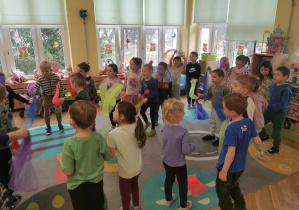 dzieci na zajęciach muzycznych