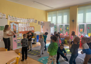 dzieci na gimnastyce