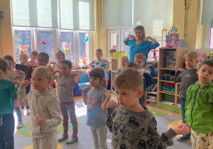 dzieci na gimnastyce