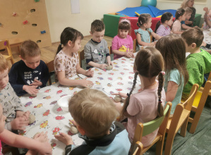 dzieci na zajęciach z ceramiki