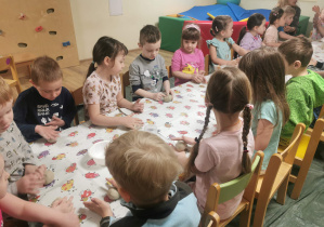 dzieci na zajęciach z ceramiki