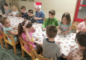 dzieci na zajęciach z ceramiki