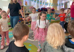 dzieci śpiewają Dianie sto lat
