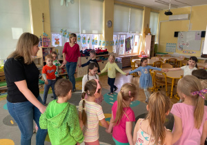 dzieci śpiewają Dianie sto lat