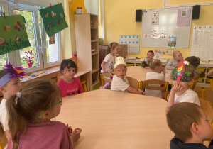 dzieci w strojach ptaków