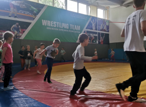 dzieci na zajęciach sportowych