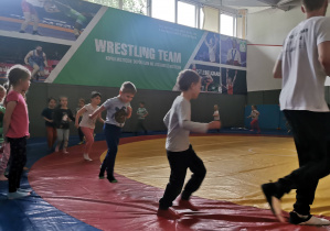 dzieci na zajęciach sportowych