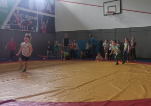 dzieci na zajęciach sportowych