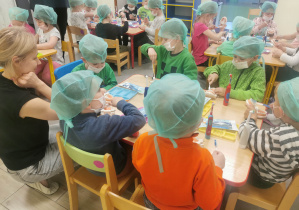 dzieci na warsztatach stomatologicznych
