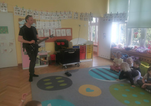 tata Róży gra na gitarze