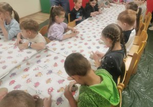 dzieci na zajęciach ceramicznych
