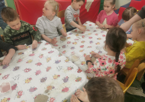 dzieci na zajęciach ceramicznych