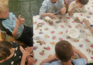 dzieci na zajęciach ceramicznych