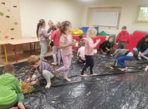 dzieci na zajęciach sensorycznych