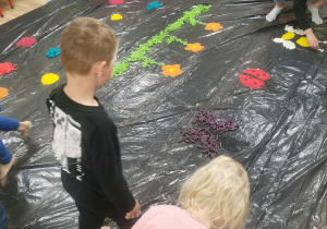 dzieci na zajęciach sensorycznych