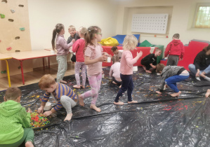 dzieci na zajęciach sensorycznych