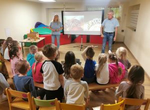 dzieci na warsztatach o owadach