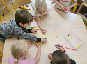 dzieci wykonują zadanie z projektu