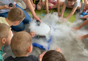 dzieci na warsztatach z suchego lodu