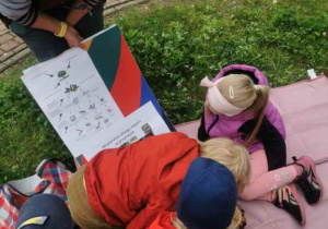 dzieci na warsztatach ogrodniczych