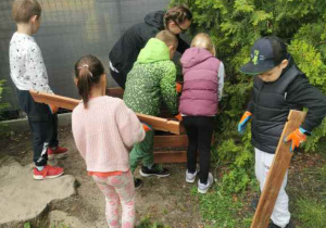 dzieci na warsztatach ogrodniczych