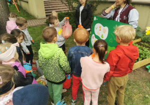 dzieci na warsztatach ogrodniczych