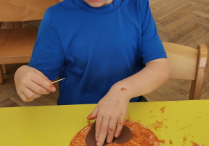 Jeż - zabawa plastyczna