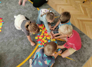 dzieci pracują w grupach