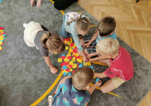 dzieci pracują w grupach