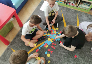 dzieci pracują w grupach