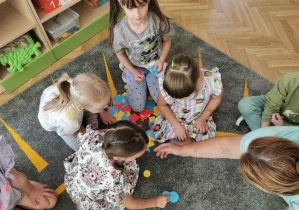 dzieci pracują w grupach