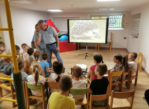 dzieci podczas warsztatów z jeżem
