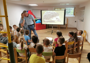 dzieci podczas warsztatów z jeżem
