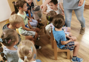 dzieci podczas warsztatów z jeżem