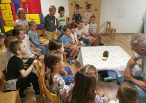 dzieci podczas warsztatów z jeżem
