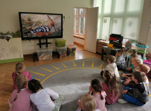 dzieci oglądają zdjęcia ptaków